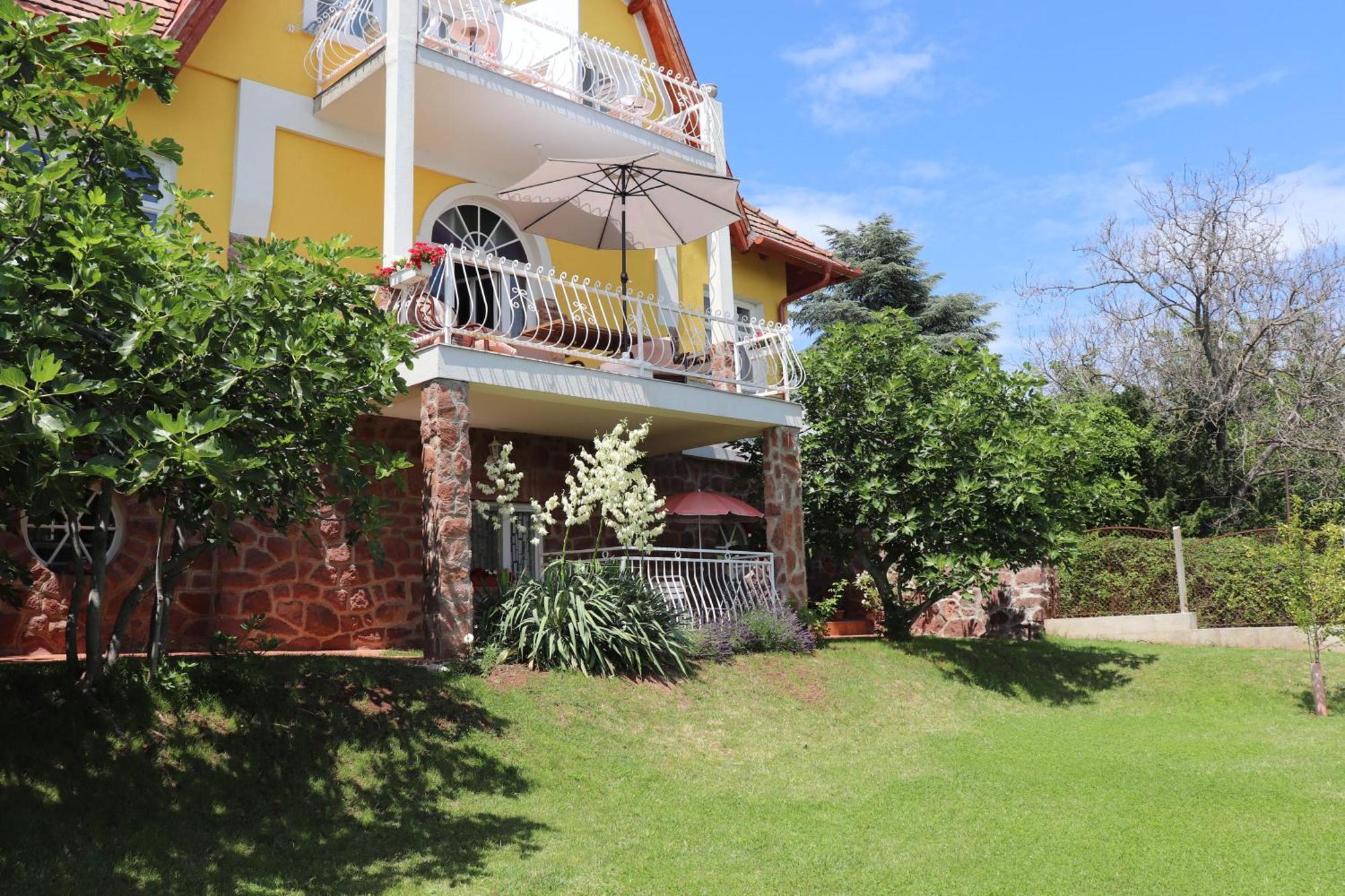 Gyoengyoem Apartman Balatonalmádi エクステリア 写真